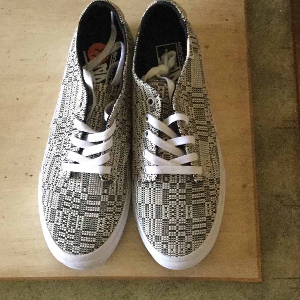Tennis shoes
